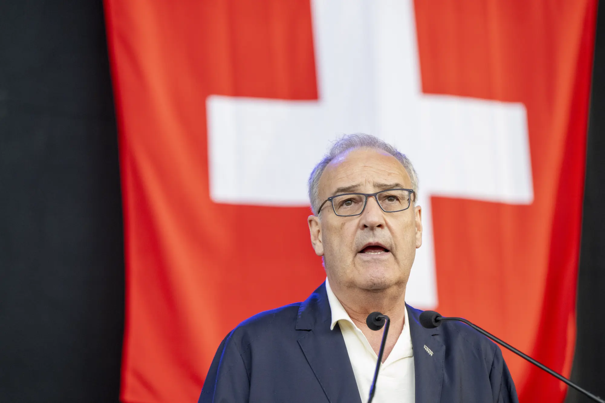 சுவிஸ் அமைச்சர் ஒருவர் கீழே விழுந்து கை முறிவு.!!