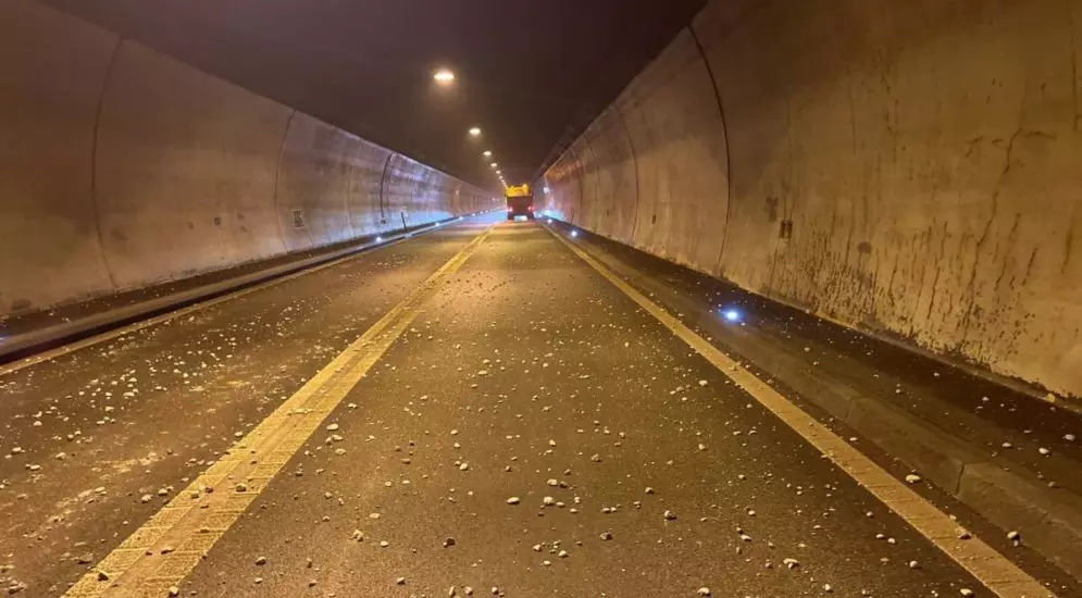 சரளை கற்களை கொட்டிச்சென்ற ட்ரக் வண்டியால் A18 பாதை மூடல்