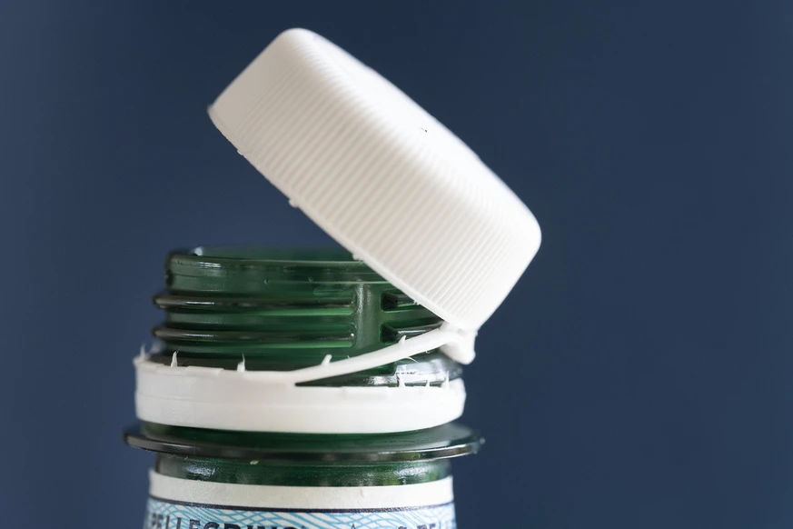 சுவிட்சர்லாந்தில் பலரை குழப்பிய புதிய பாட்டில் மூடிகள்.!