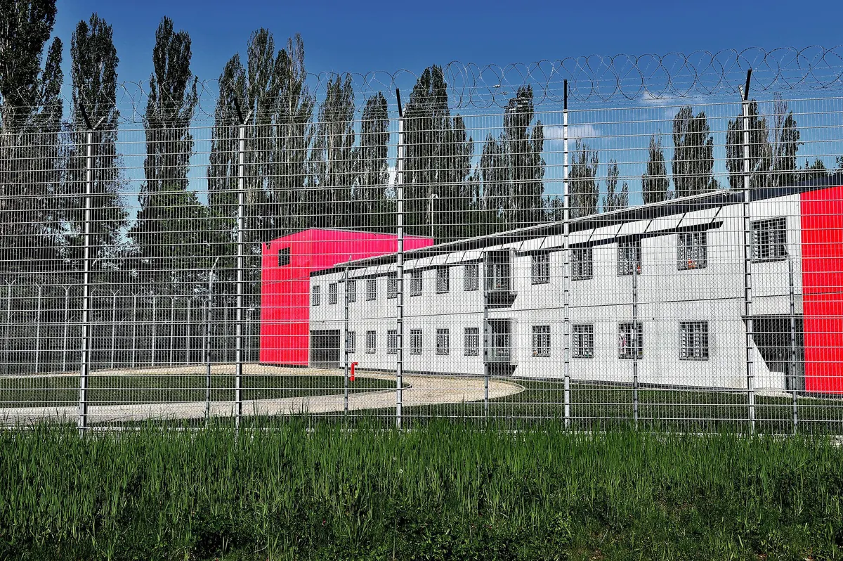 ஜெனீவாவில் உரிமத் தகடுகளை தயாரிக்கும் கைதிகள்