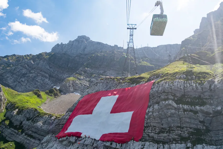 உலகின் மிகப் பெரிய சுவிஸ் தேசிய கொடி காட்சிப்படுத்தப்பட்டது