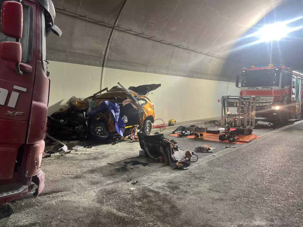 சென்ட்காலன் சுரங்கப்பாதை ஒன்றில் கோரவிபத்து : மூவர் பலி