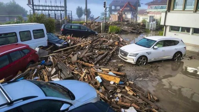 சுவிட்சர்லாந்தின் Brienz  நகரில் புயல் காற்று கோரத் தாண்டவம்