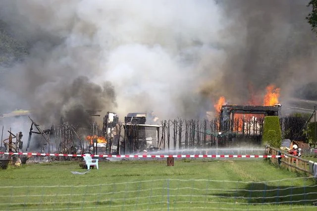 சுவிஸில் பாரிய தீ விபத்து.. பற்றி எரிந்த பங்களாக்கள்