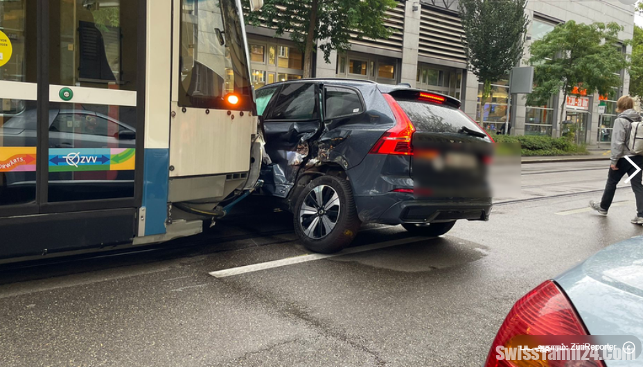 சூரிச் Limmatplatz இல் கார் மீது ட்ராம் மோதி விபத்து.!!