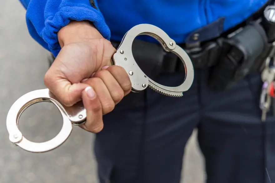 சூரிச்சில் பேக்கரியை உடைத்து கொள்ளையிட்ட இருவர் கைது