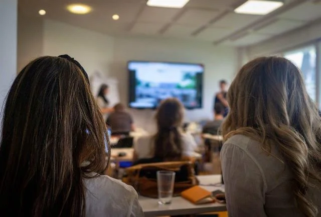 மாணவியை தனியாக சந்தித்த ஆசிரியர் இடைநிறுத்தம்