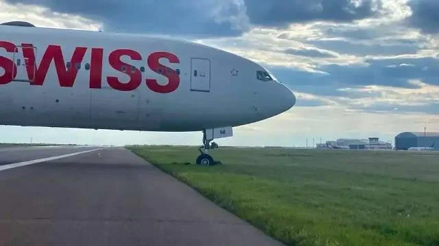 அவசரமாக தரையிறங்கிய சுவிஸ் விமானம் – புல்வெளிக்குள் பாய்ந்தது