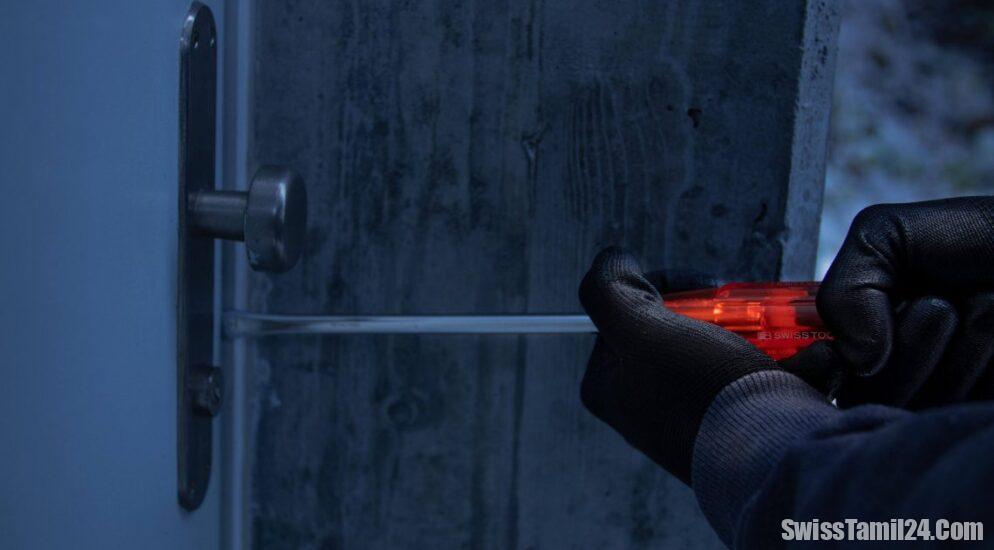 சென்ட்காலனில் அடுக்குமாடி குடியிருப்பில் கொள்ளையர்கள் கைவரிசை