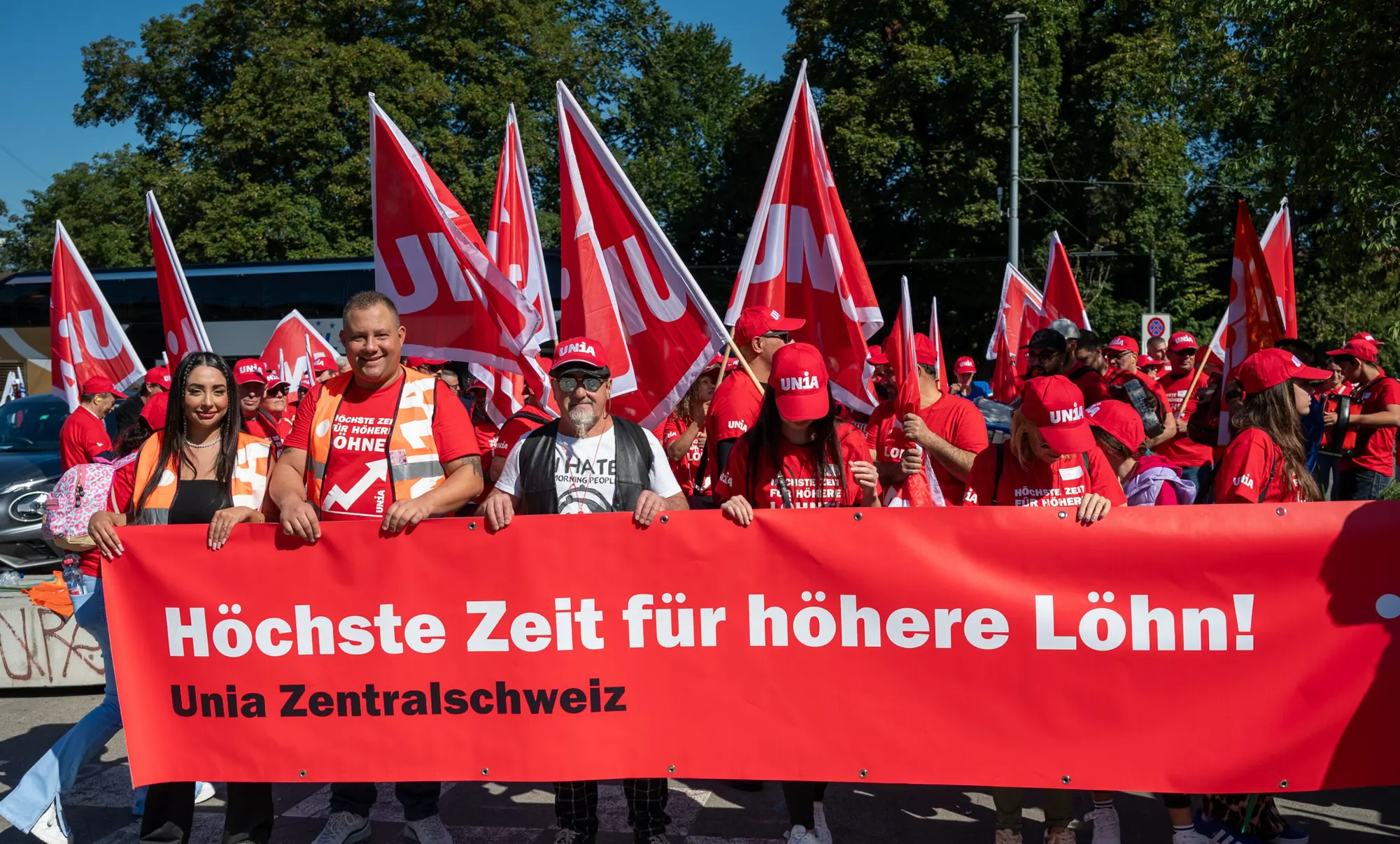 சம்பள உயர்வு கோரி சுமார் 10,000 பேர் வீதியில் இறங்கி ஆர்ப்பாட்டம்