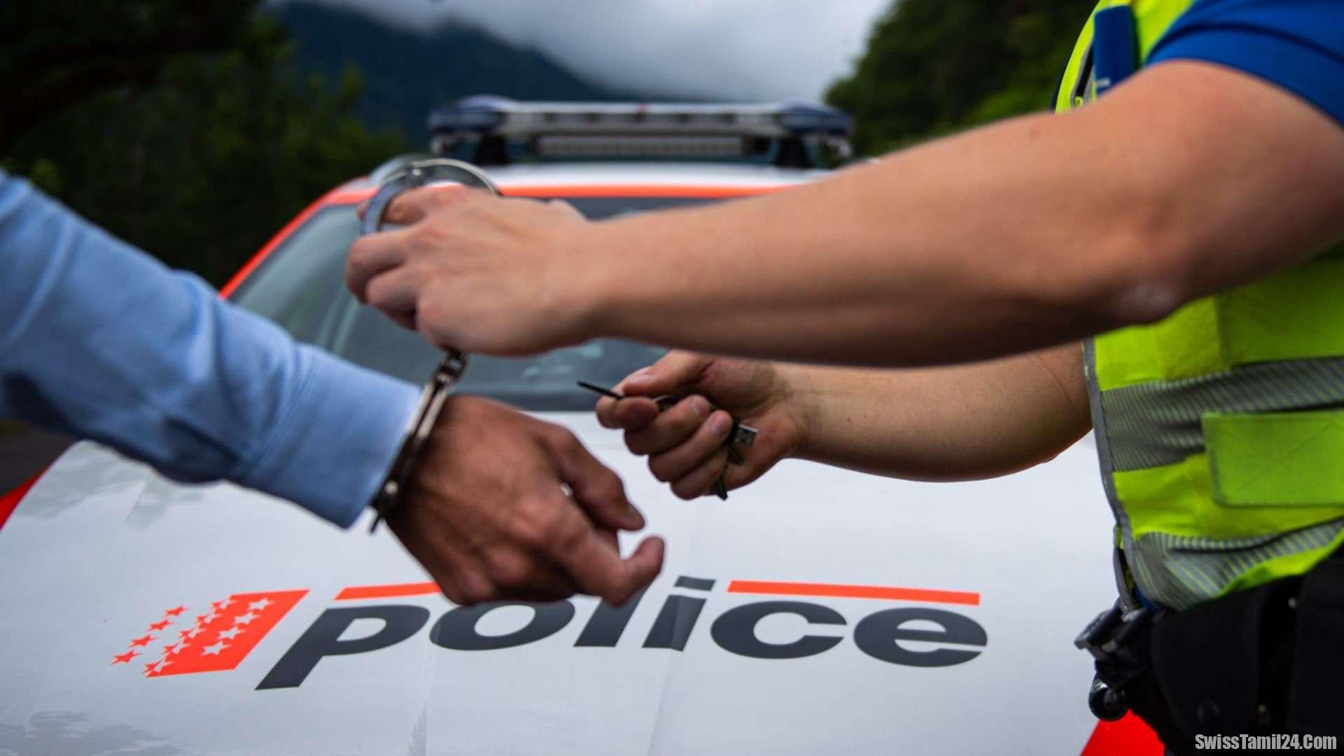 போலி பொலிஸ் அதிகாரிகளாக மோசடி செய்த இருவர் கைது