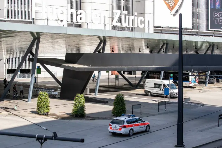 சூரிச் விமான நிலையம் – ஒரு கிலோ கொக்கைனுடன் கடத்தல்காரர் கைது