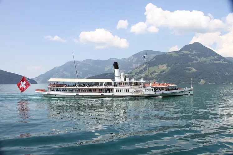 Lake Lucerne கப்பல் புகையின் காரணமாக Brunnen SZ இல் நிறுத்தப்பட்டது