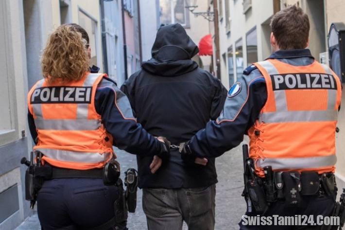 குடியிருப்பில் ‘கெல்லர்’ கதவுகளை உடைத்த திருடர்கள் கைது