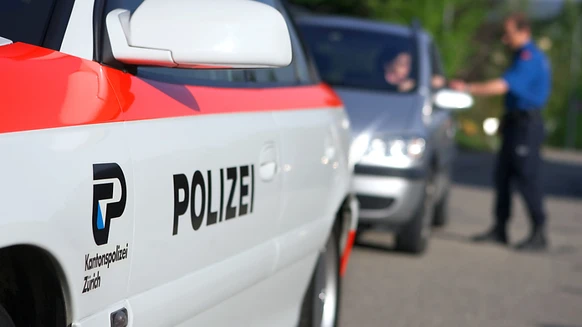 தொலைபேசி மூலம் 40,000 பிராங்குகள் மோசடி : மடக்கி பிடித்த சூரிச் போலீசார்