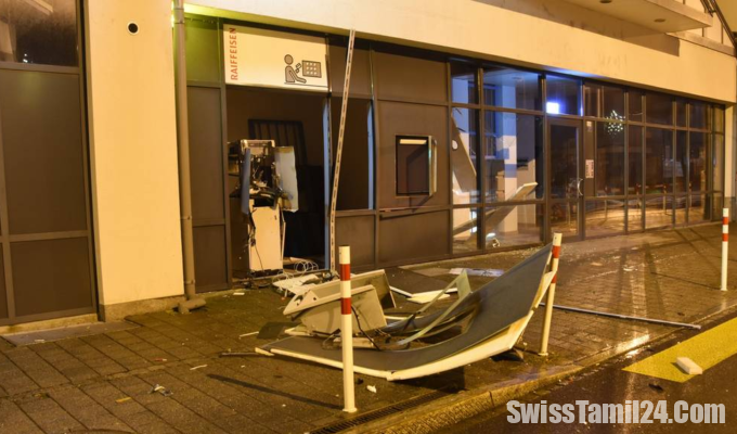 ஏ.டி.எம் இயந்திரத்தை