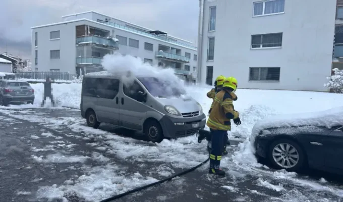 Brand eines Fahrzeugs auf einem Parkplatz1