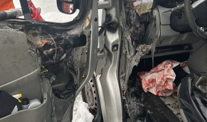 Brand eines Fahrzeugs auf einem Parkplatz2