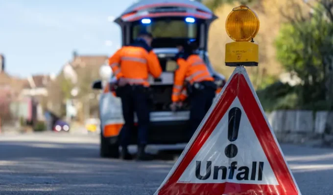 வெட்டிங்கனில் (Wettingen AG) மின் ஸ்கூட்டர்- கார் மோதி விபத்து