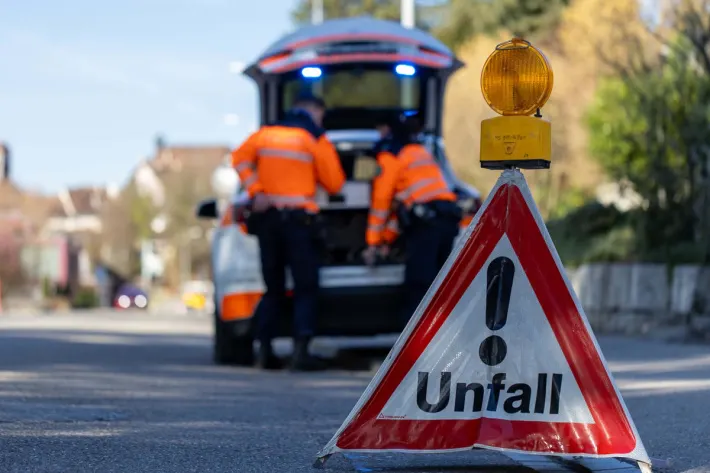 வெட்டிங்கனில் (Wettingen AG) மின் ஸ்கூட்டர்- கார் மோதி விபத்து