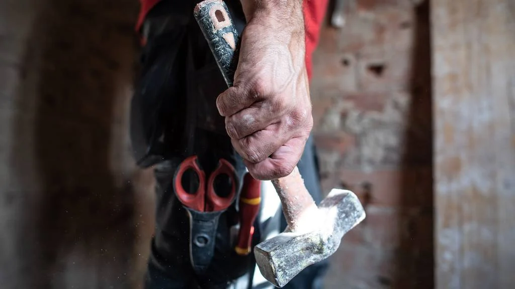 சூரிச்சில் மூதாட்டியை அடைத்து வைத்துவிட்டு வீட்டில் கொள்ளை