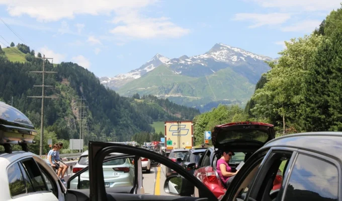 சுவிஸ் நெடுஞ்சாலையில்