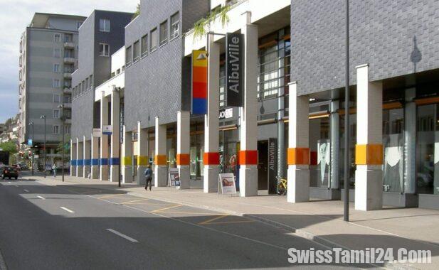 ஷாப்பிங் சென்டரில்