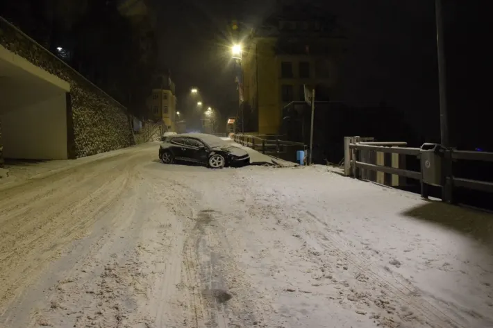 St. Moritz இல் பனி மூடிய சாலையில் குடிபோதையில் விபத்து