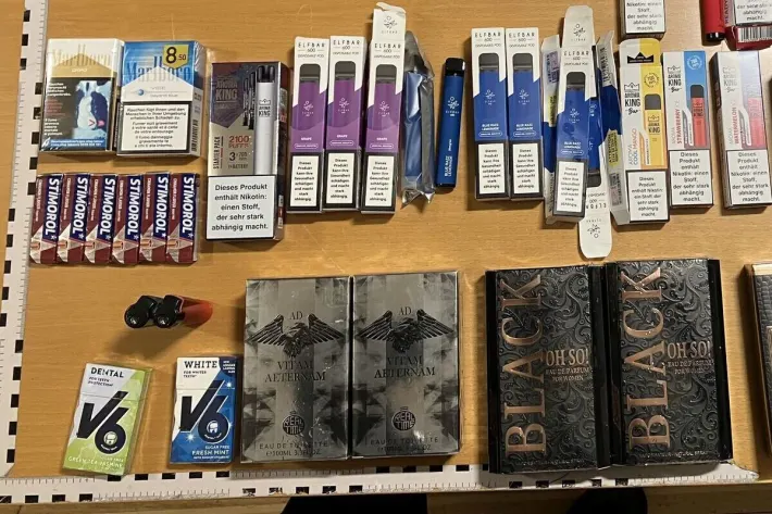 கிளாரஸ் கன்டோன் ஷாப்பிங் சென்டருக்குள் கொள்ளையடித்த இளைஞர்கள்