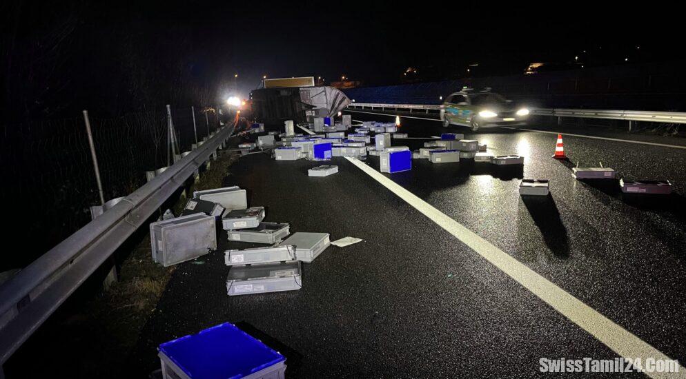 ஆர்காவ் இல் டெலிவரி வாகனம் விபத்து : சாலையில் சிதறிய பொருட்கள்.!