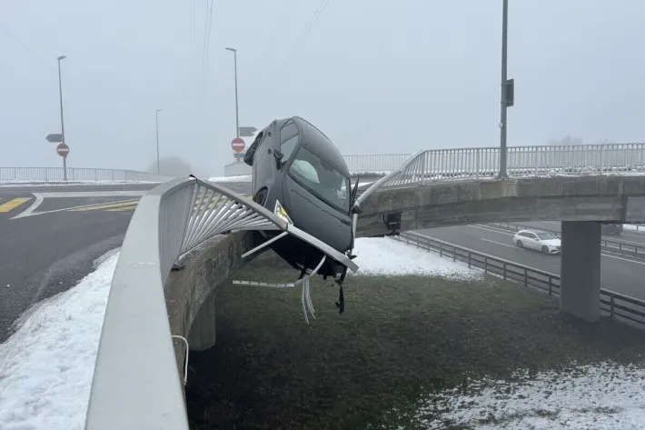 Bilten இல் Schäniserstrasse இல் விபத்து :  அந்தரத்தில் தொங்கி கார்