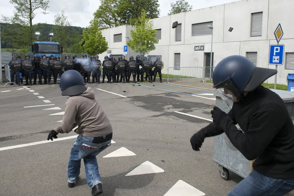 கேளிக்கை ஆகும் வெடிகுண்டு மிரட்டல்கள் :  சுவிஸ் பள்ளிகளில் நடப்பது என்ன.?