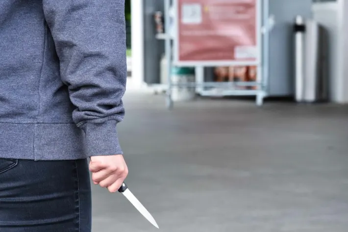 சூரிச் கியோஸ்க்கில் ஆயுதமேந்திய கொள்ளை – சந்தேக நபர் தப்பி ஓட்டம்