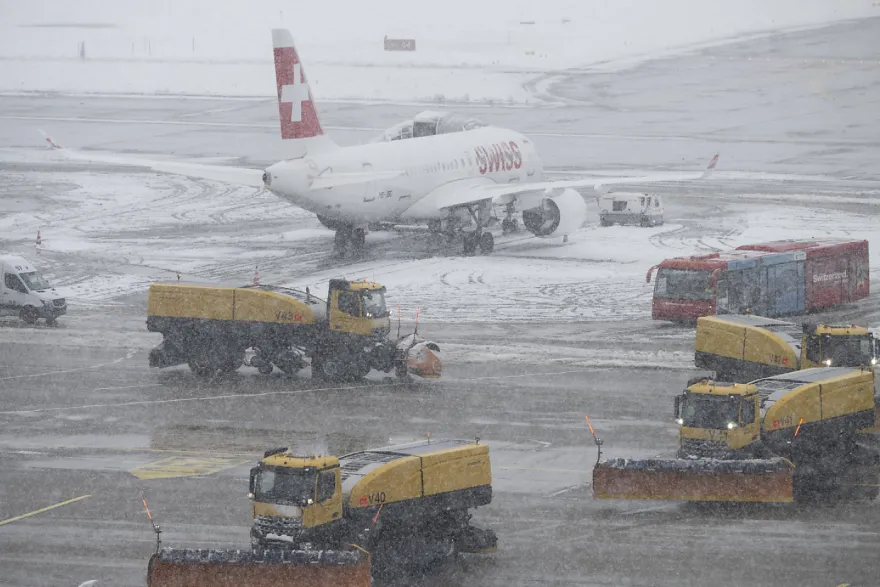 பனி மற்றும் உறைபனி மழை காரணமாக சூரிச் விமானங்கள் ரத்து
