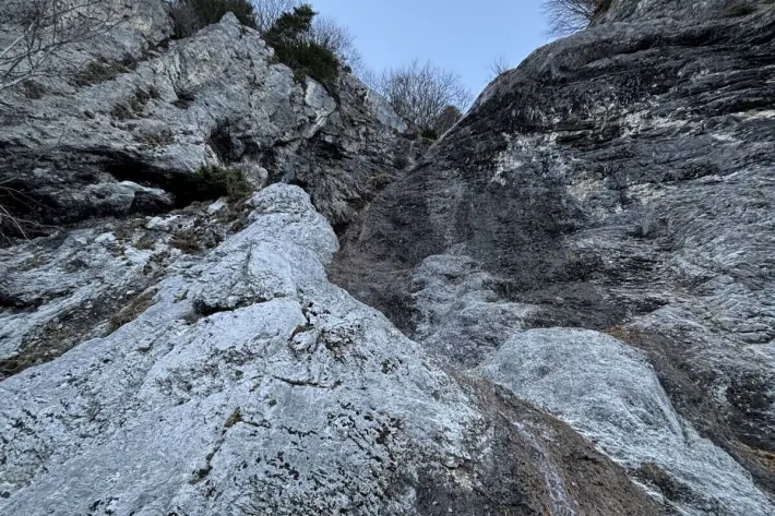 கிளாரஸ் கன்டோனில் மலையேறிய பெண் கீழே விழுந்து பலி