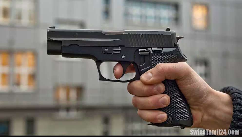 துப்பாக்கி முனையில் மாணவர்களை மிரட்டிய வாலிபர்கள்.!!