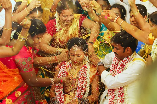 திருமண ஜோடிகளுக்கு இனி அரிசி வீச அனுமதி இல்லை : சுவிட்சர்லாந்து அதிரடி