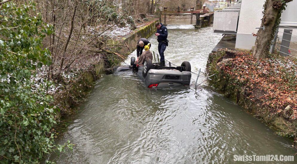 84 வயதான ஓட்டுனர் விபத்து : நீரோடைக்குள் தலைகீழாக கவிழ்ந்த கார் :