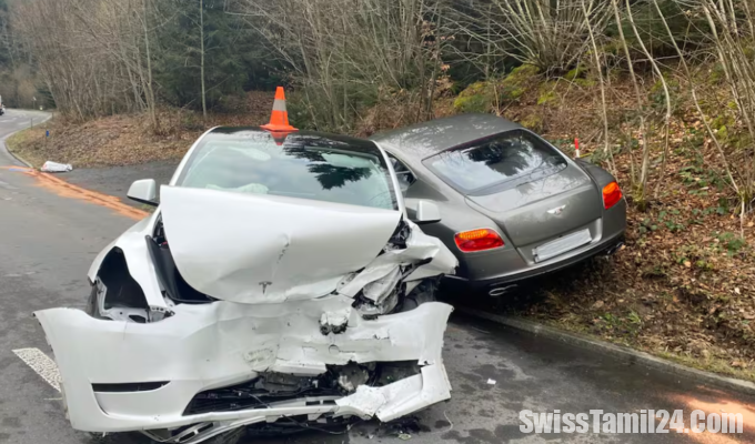 லுசேர்ன்னில் இரண்டு கார்கள் நேருக்கு நேர் மோதி பயங்கர விபத்து : மூவர் படுகாயம்