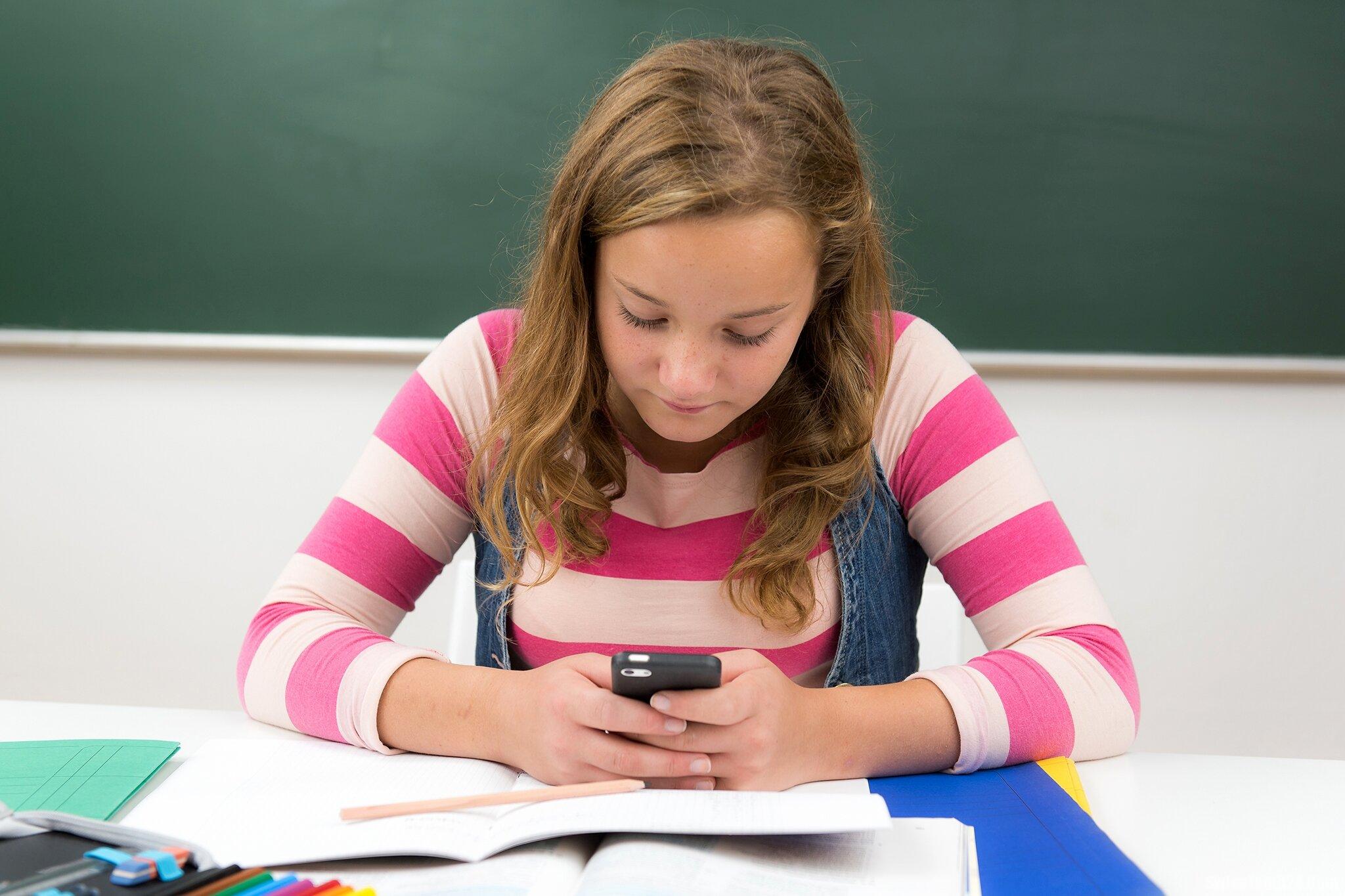 சுவிட்சர்லாந்தில் உள்ள பள்ளிகளில் செல்போன் தடை : சுவிஸ் அரசு வெளியிட்ட தகவல்.!!