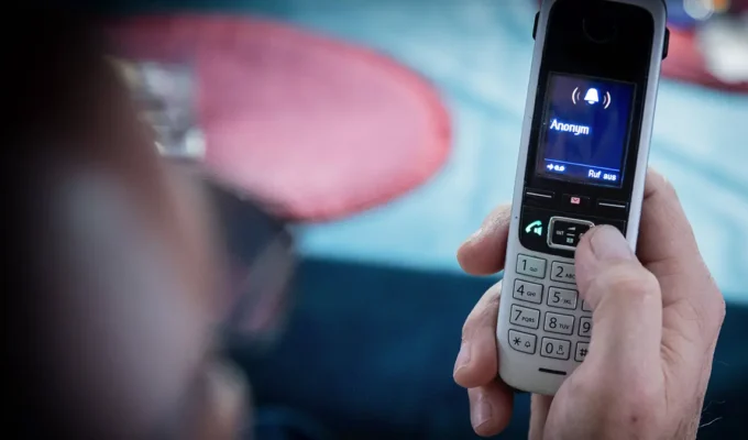 வங்கிப் பணியாளர்கள் என பொய்யாக நடிக்கும் மோசடி அழைப்புகள் குறித்து எச்சரிக்கை.!! 6 தொலைபேசி மோசடி