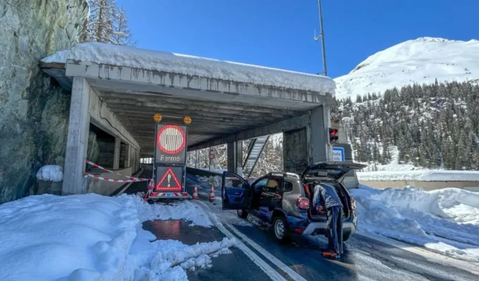 A21 நெடுஞ்சாலையில் துப்பரவு பணிகள் தீவிரம் : விரைவில் திறக்க தீர்மானம் 1 Grand Saint Bernard road