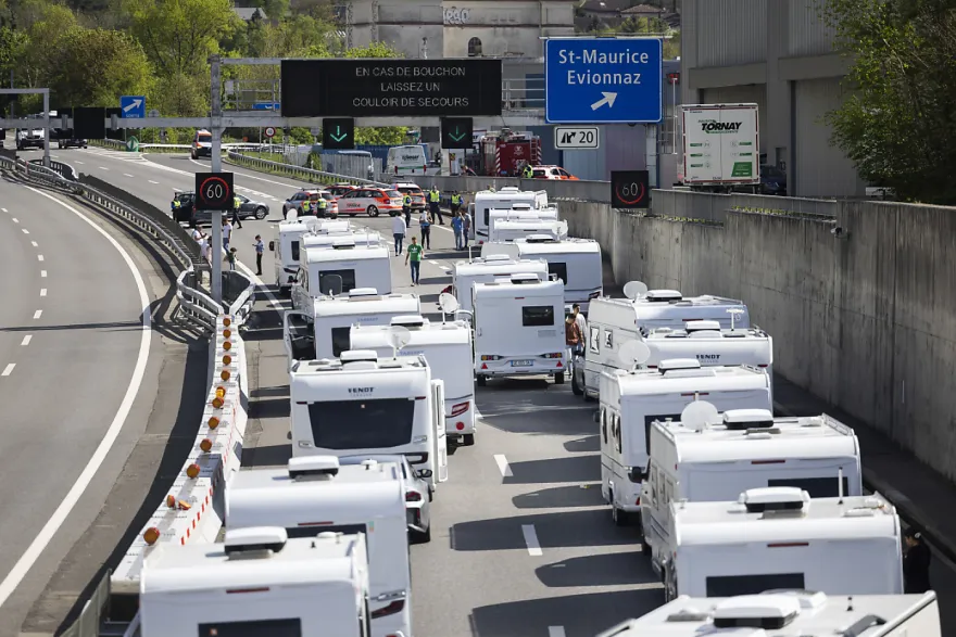 பிரான்சில் இருந்து வந்த 50 கேரவன்கள் : தடுத்து நிறுத்திய சுவிஸ் போலீசார்