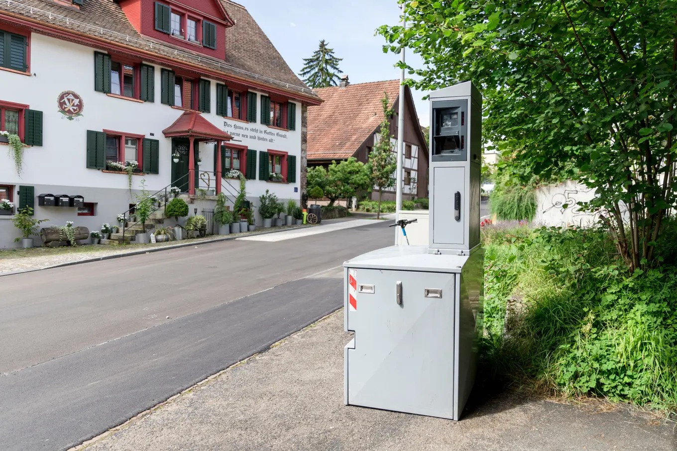 சொந்த நிலத்தில் வைக்கப்பட்ட வேக கேமரா : போலீஸாரை விரட்டிய நபர்.!!