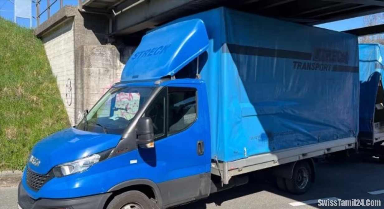 ஓட்டுனரின் கவனயீனம் : பாலத்தின் கீழ் சிக்கிக்கொண்ட டெலிவரி வாகனம்.!!