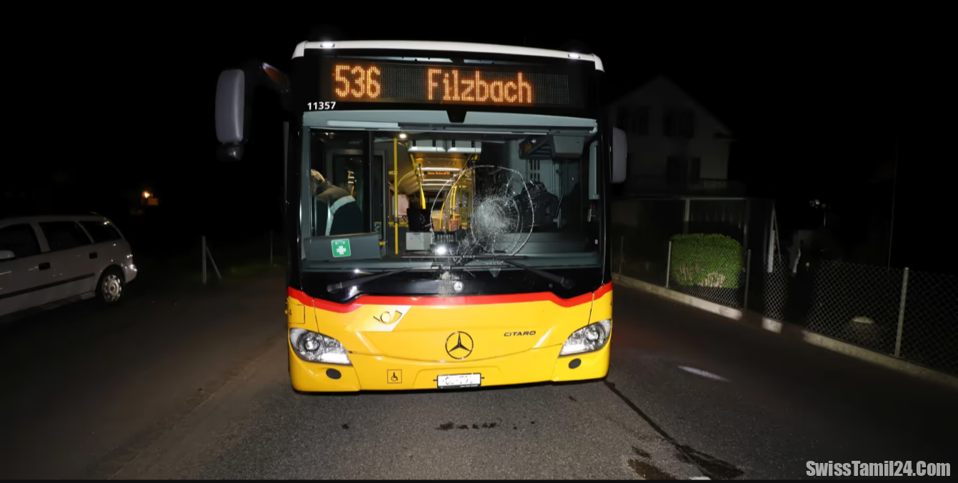 கிளாரஸ் மாகாணத்தில் பொதுப்பேரூந்துக்கும் பாதசாரிக்கும் இடையே விபத்து