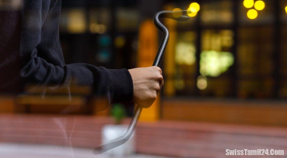 கிளாரஸ் மாகாணத்தில் ஒரே இரவில் இருவேறு கொள்ளைச்சம்பவங்கள்..!!