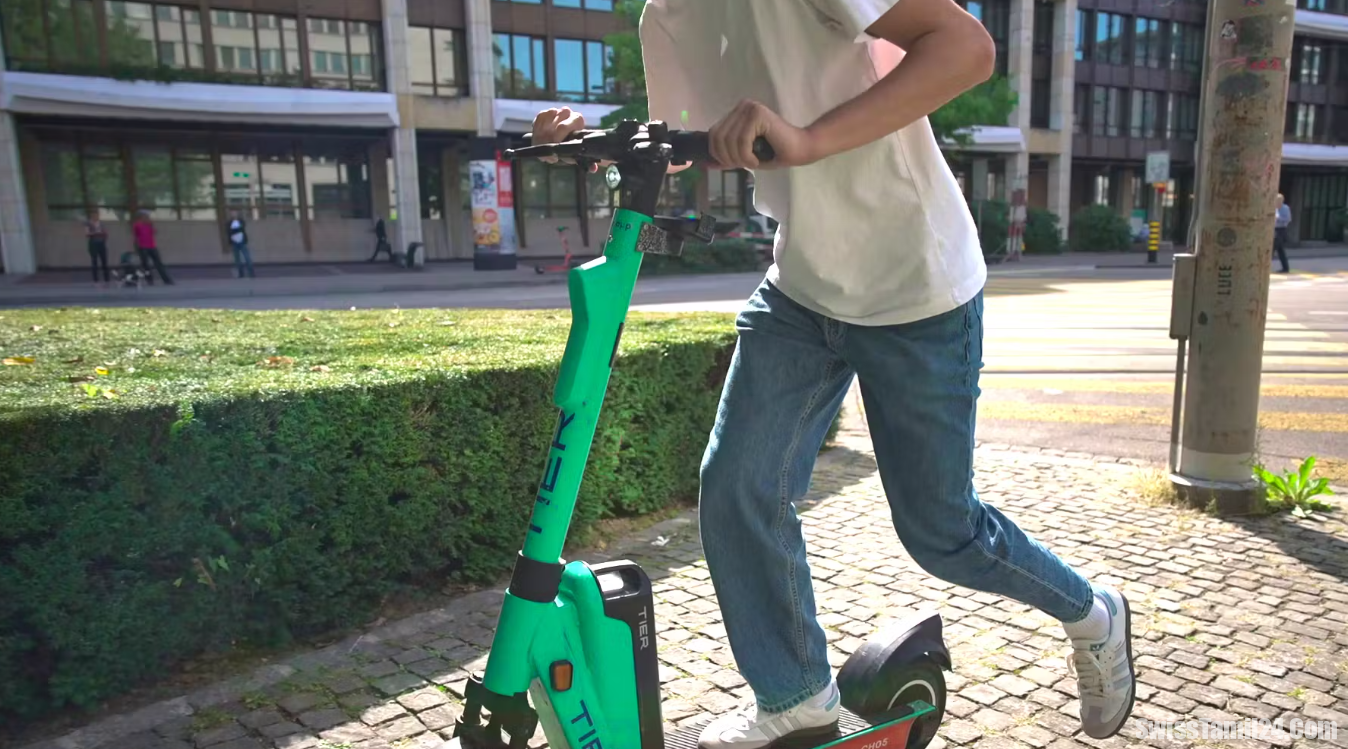 சூரிச்சில் மின்-ஸ்கூட்டரை ஓட்டிச்சென்ற நபர் விபத்தில் பலி