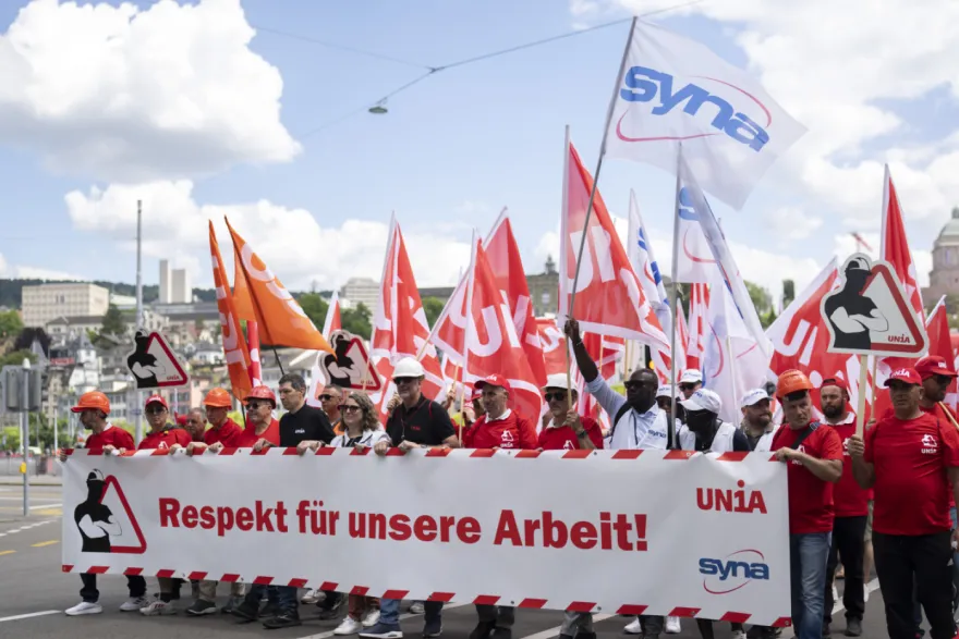 சூரிச்சில் ஆயிரக்கணக்கான கட்டுமானத் தொழிலாளர்கள் போராட்டம்