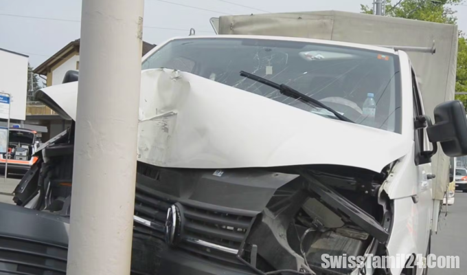 சூரிச்சில் டெலிவரி வேன் விளக்கு கம்பத்தில் மோதி விபத்து : ஐவர் காயம்